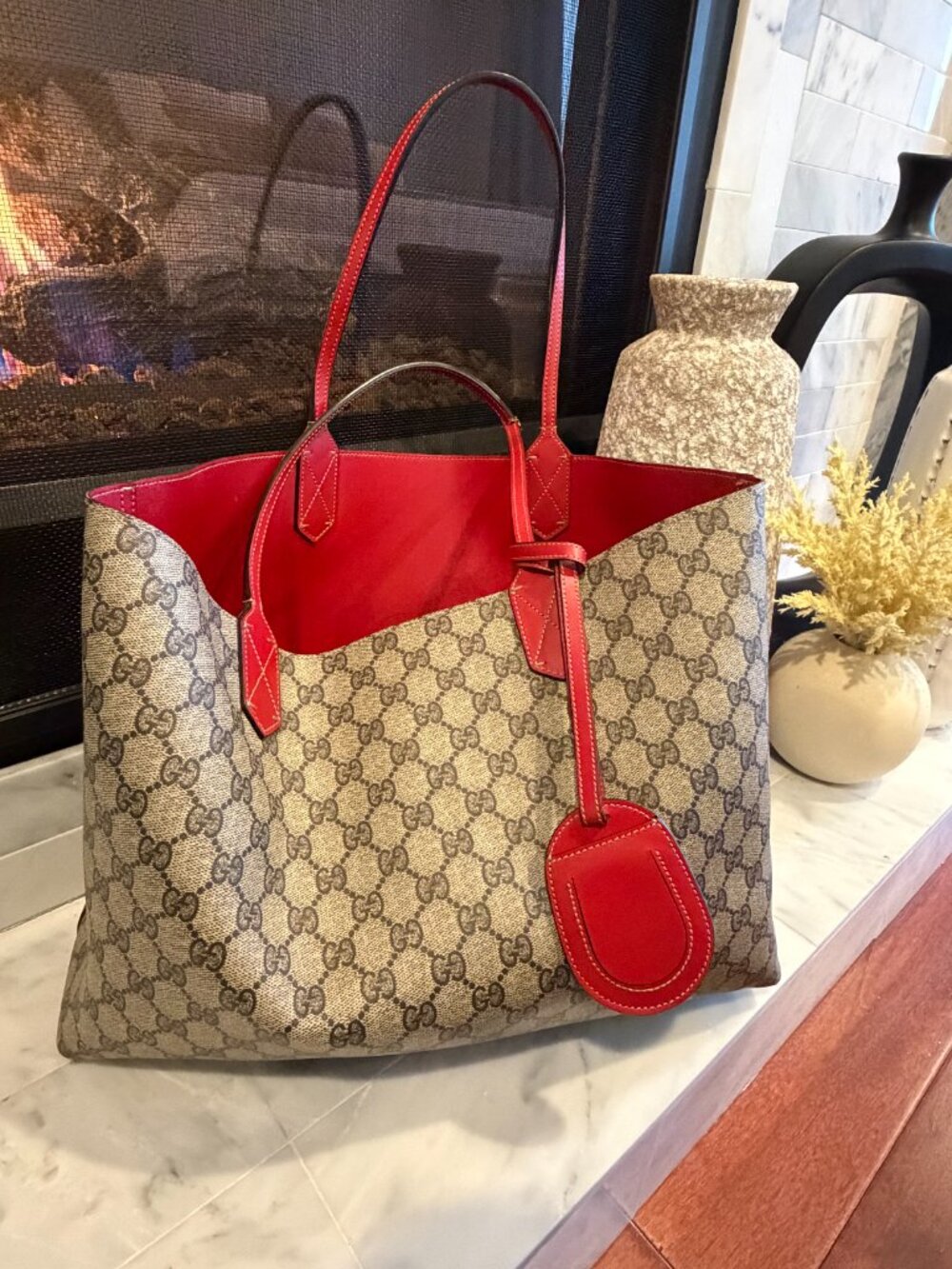 ✨ Gucci GG Supreme Reversible Tote – Red Interior ✨ - Picture 4 of 9